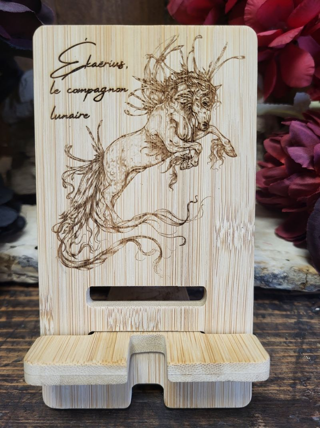 Support Téléphone en Bois Gravé &quot;Ekaërius le Compagnon Lunaire&quot;