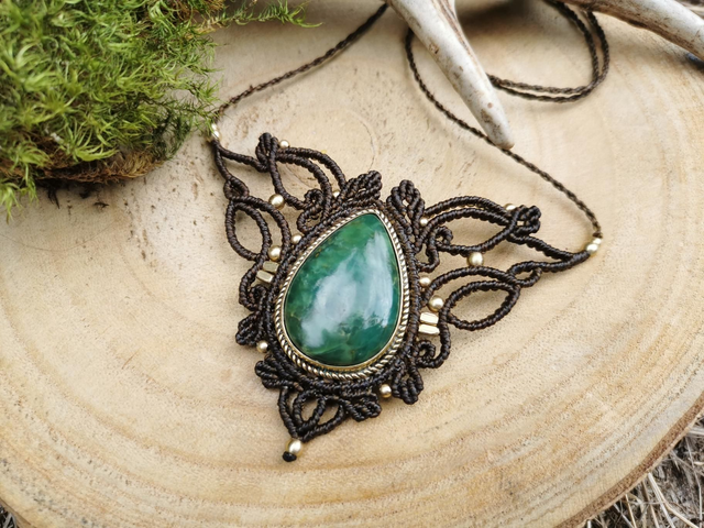 Collier ~ Jaspe vert serti laiton