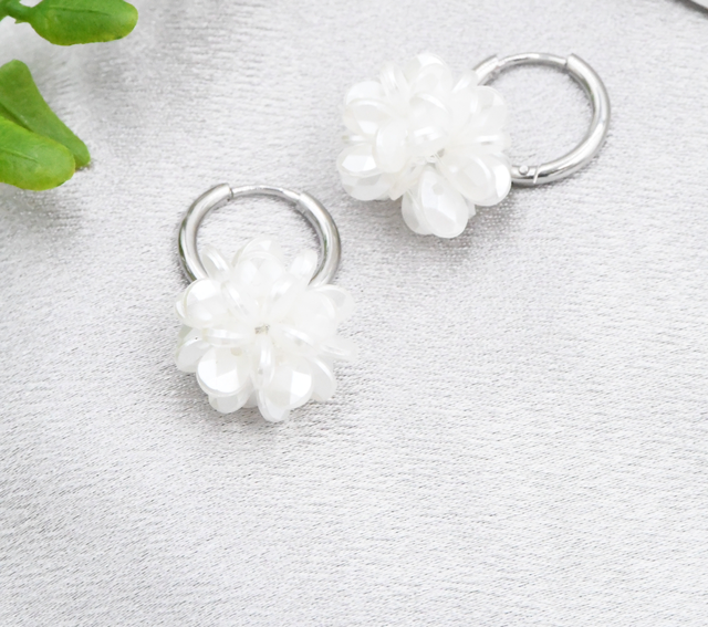 Boucle creole fleur nacre