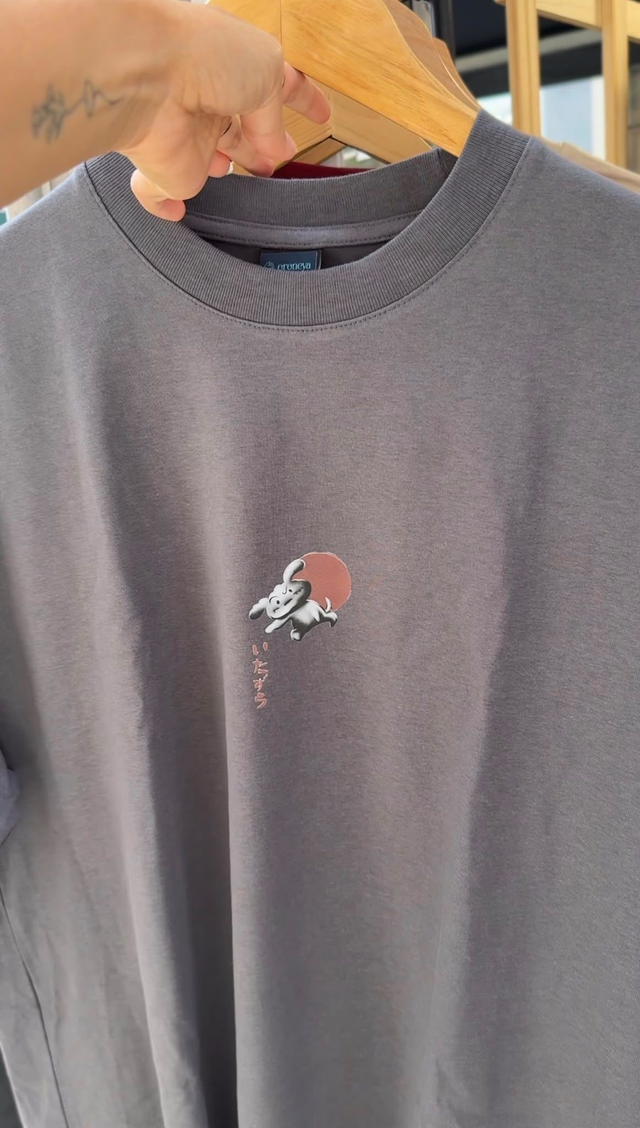 Camiseta Itazura gris oscura