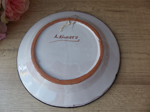 Assiette ancienne en faïence décor bleu – Signée A. Alvarez, pièce artisanale peinte à la main, assiette murale ou plat de service vintage