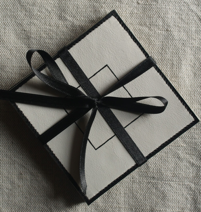 Ensemble de 4 dessous de verre carrés en cuir de vachette blanc et liseré noir