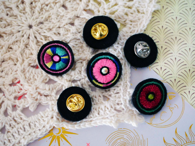 Pupille (Pins brodé machine)