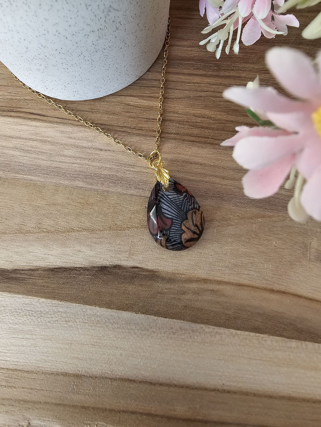 Diamant-&quot;Éclat Wax Rouge&quot; – Pendentifs en Résine avec motif Africain🗿​