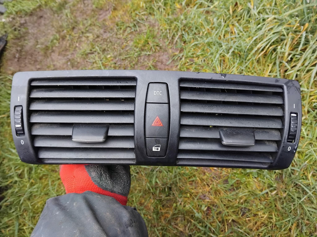 Grille de ventilation centrale bmw série 1