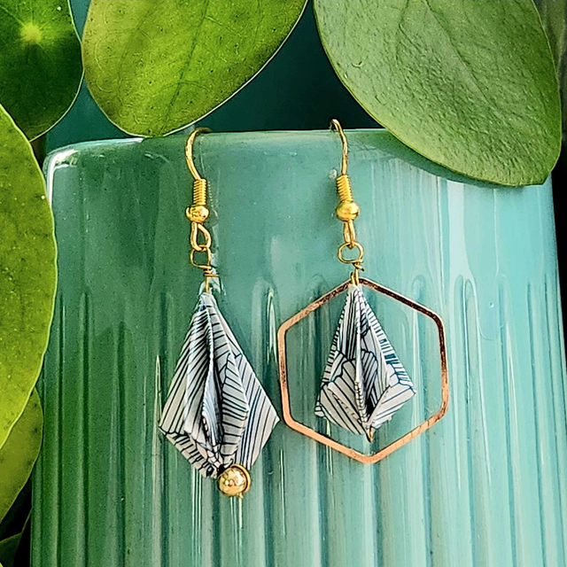 • LES DIFFÉRENTES – boucles d&#039;oreilles asymétriques en origami