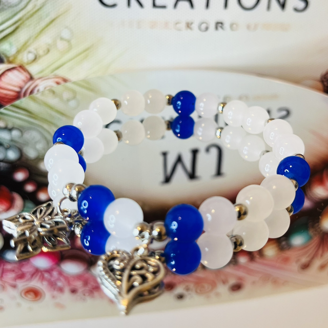 Blue Harmony | Handgemaakte armband met witte en blauwe kralen – Hart &amp; vlinder hanger