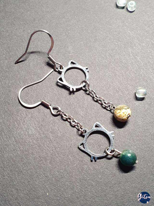 Boucles d&#039;oreilles têtes de chat argentées et agate arbre