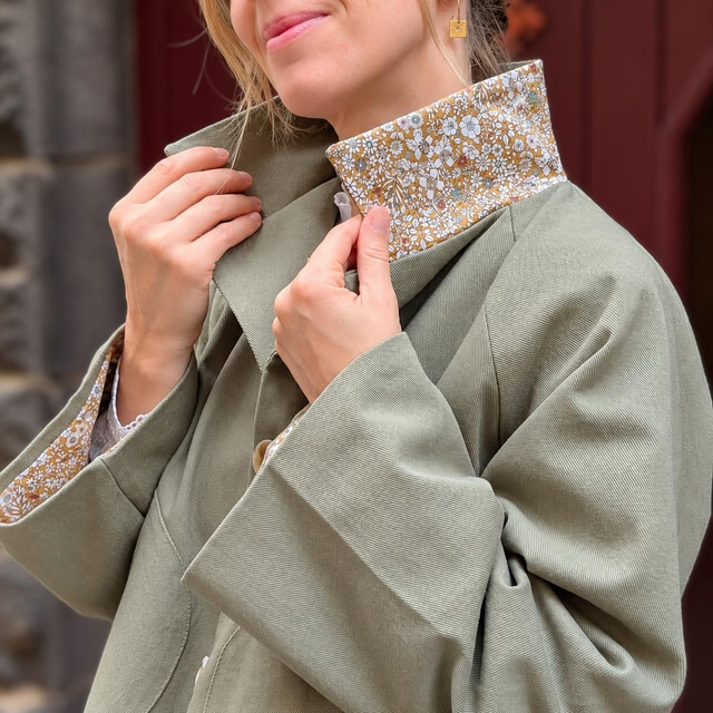 Trench court femme kaki et liberty – fabriqué en France sur-mesure