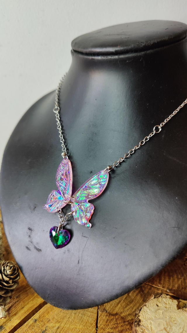 Collier Ailes de Papillon féerique modèle violine aux reflets magiques 