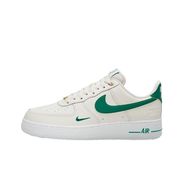 Nike Air Force 1     (Vendu sans la boîte )
