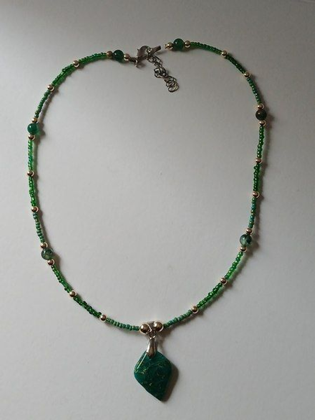 Collier artisanal vert et doré – Pièce unique