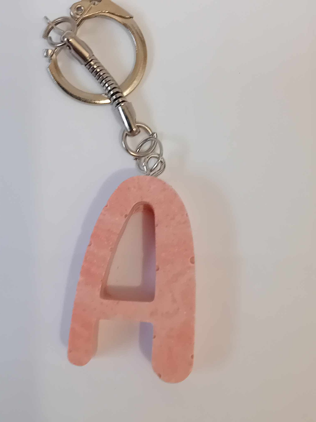 Porte clef lettre A en jesmonite 