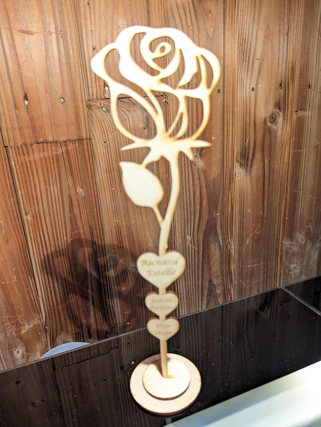 Rose famille à personnaliser en bois 30 cm environ avec support 
