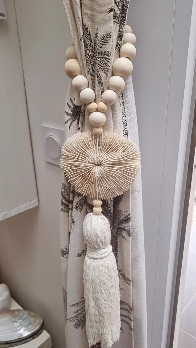 Embrasse corail - pompon beige 