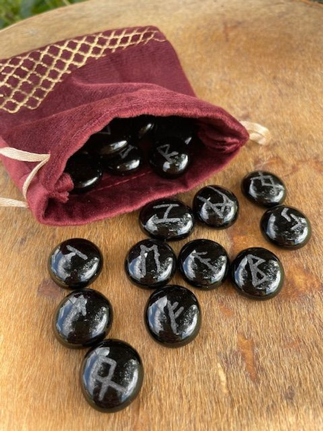 Jeux de Runes en verre gravé