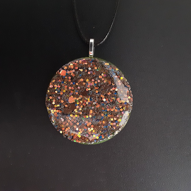 Pendentif rond collection Mouna paillette fond vert et orange scintillant