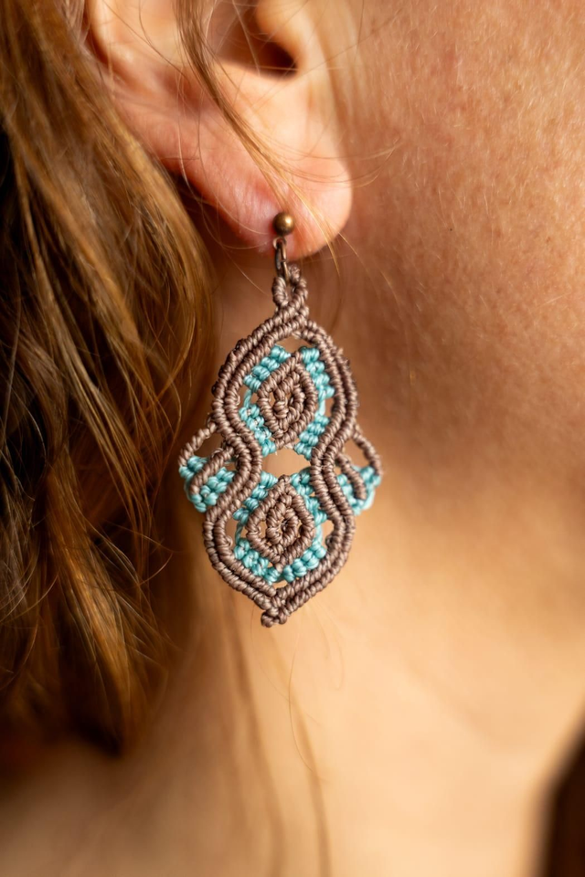 Boucles d&#039;oreilles en micro-macramé bleu et marron