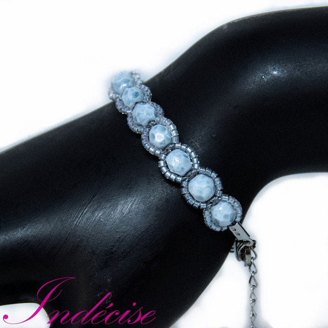 Bracelet ajustable en perles de verre bleu ciel