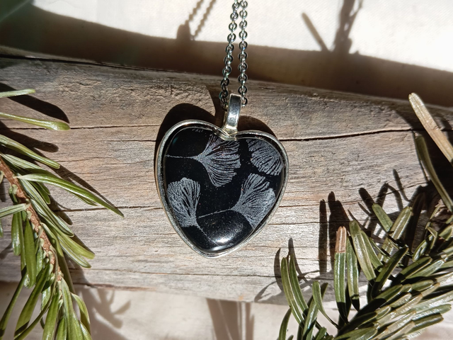 Collier coeur fimo+résine noir et argent