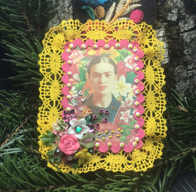 Broche Frida jaune/rose dentelle 