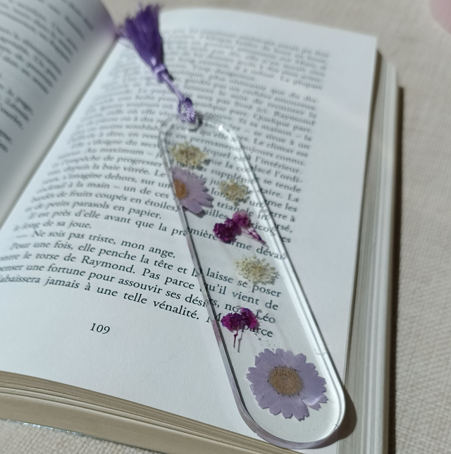 Marque-page - Mélange de fleurs blanches et violettes