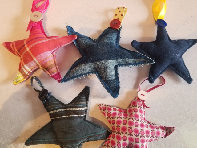 Grandes étoiles décoratives (avec une attache)