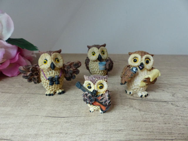 Lot de quatre figurines miniatures collection Famille chouettes hiboux Scènes de Vie Loisirs Vintage