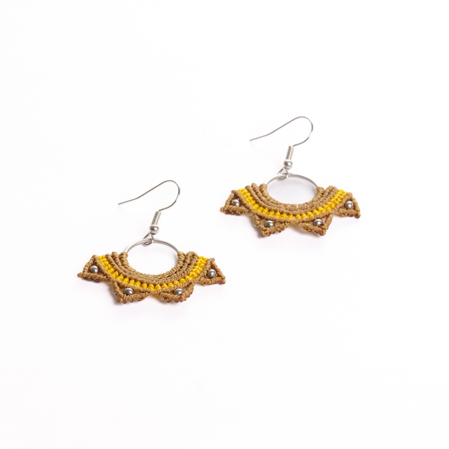 Boucles d’oreille en micro-macramé éclat solaire