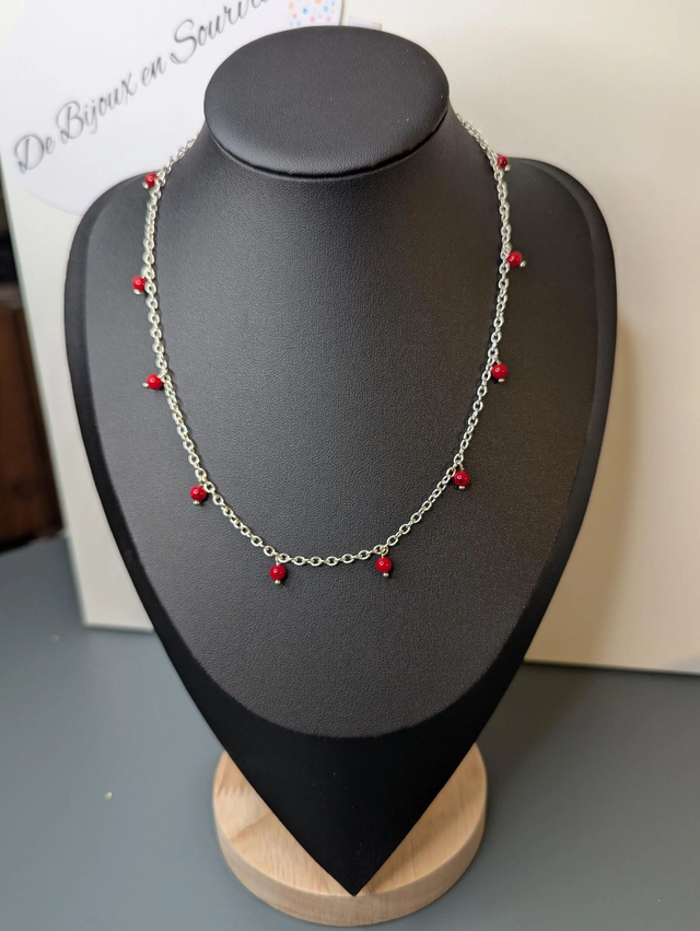 collier court chaine en argent fine et des perles naturelles de turquoise  de couleur rouge, la chaine fermoir est en argent. 