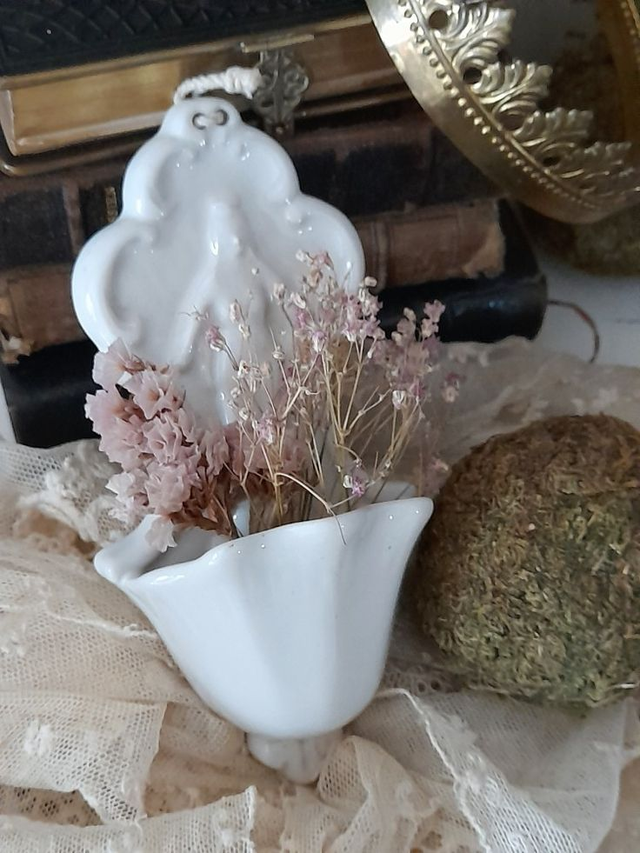 Bénitier ancien en porcelaine