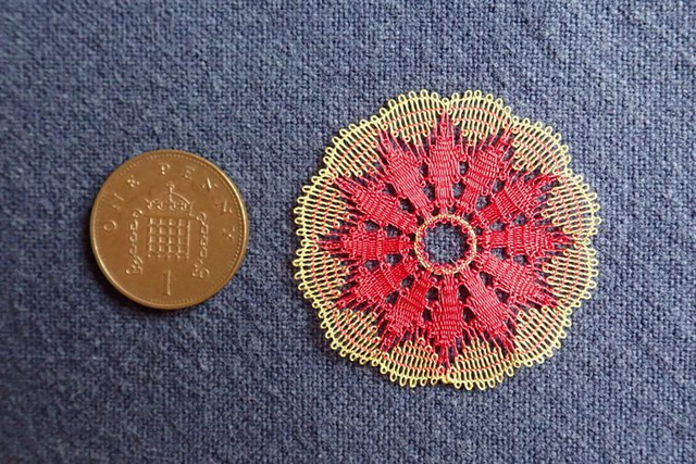 Christmas Table Mat, Round - Red/Gold Silk Lace (C3)