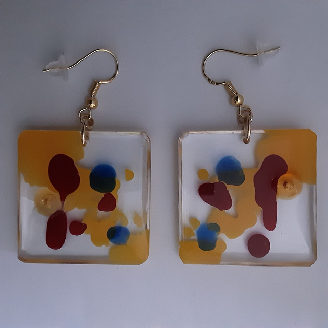 Boucle d’oreille carrée transparente et tâches bleues jaune d’or et rouge et cabochon orange doux translucide