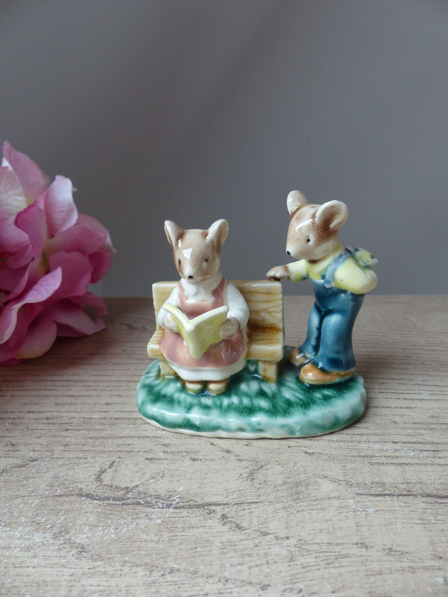 Figurine Vintage Couple de Lapins en Céramique Émaillée – Scène Romantique au Parc – Décoration Cadeau Amoureux – Peinte à la Main – 8 cm