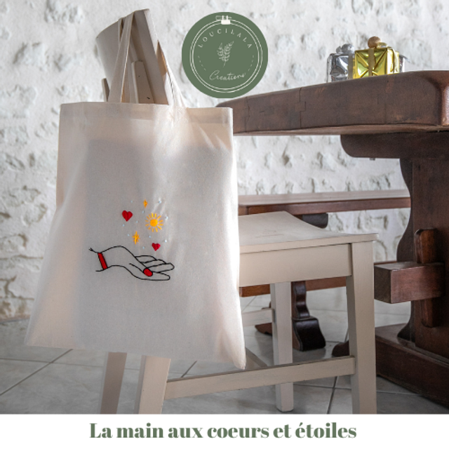Tote bag brodé main - la main aux coeurs et étoiles