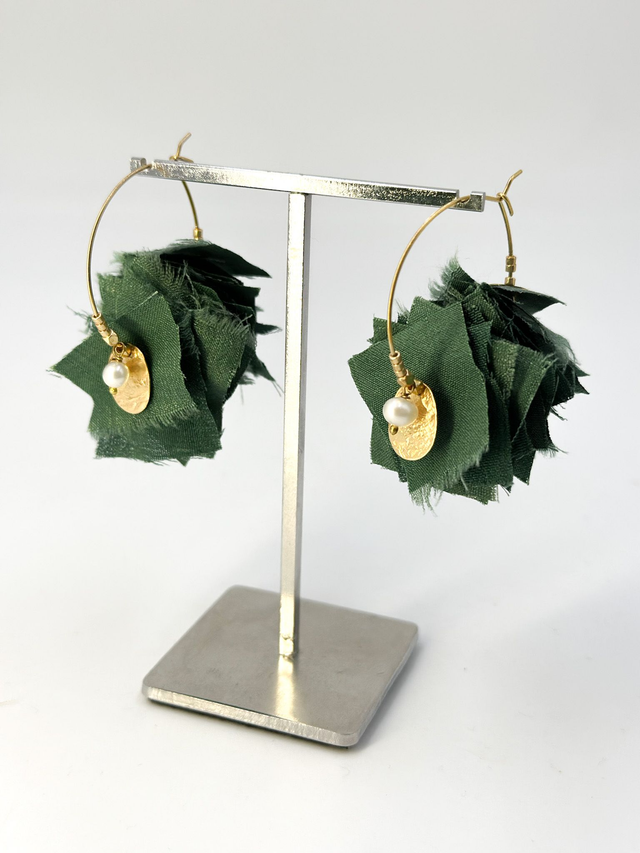 Boucles d&#039;oreilles &quot;Frou-frous&quot; vert kaki, petit modèle