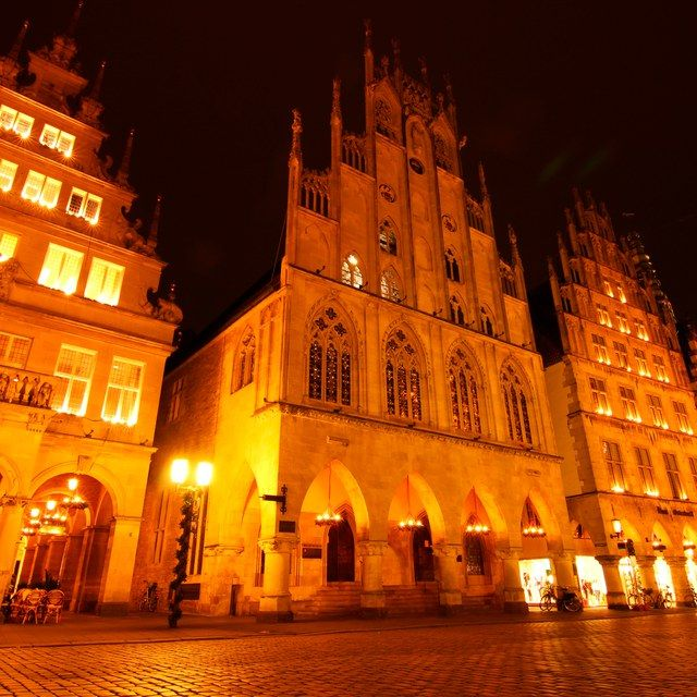 Rathaus und Stadtweinhaus bei Nacht