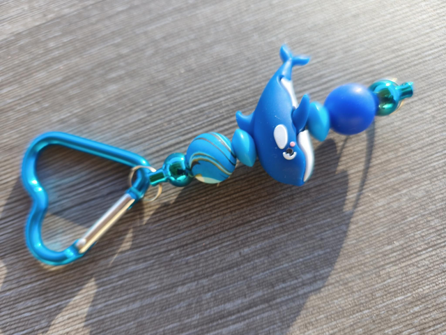 Porte clef coeur bleu clair baleine 