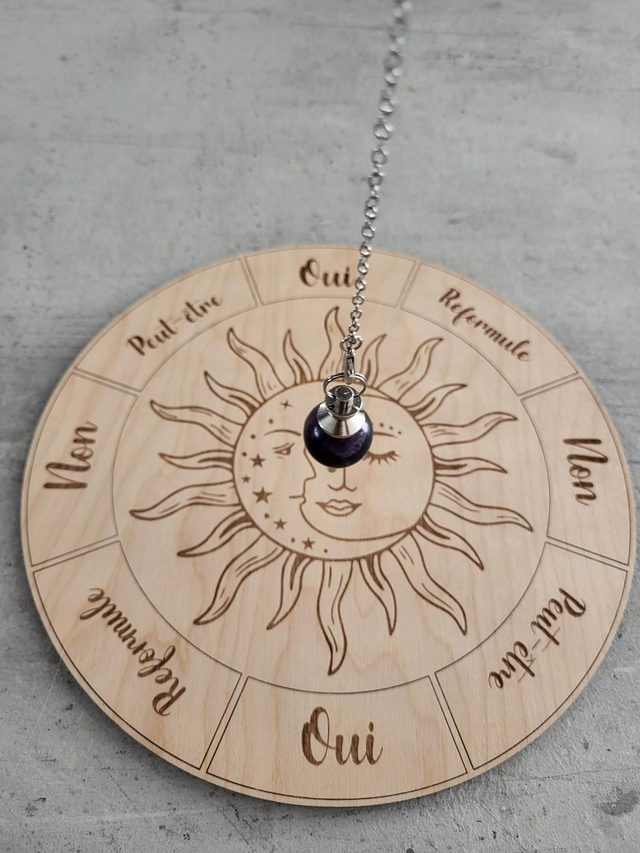 Support de Divination en Bois Gravé pour Pendule et Radiesthésie 
