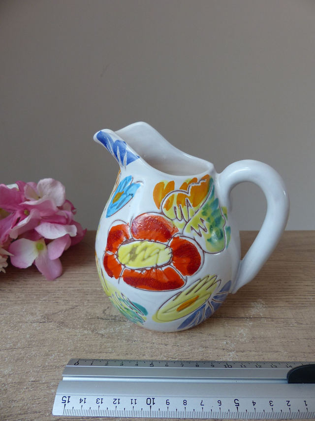 Ancien petit pichet, pot à lait en céramique fait main décor fleuri peint à la main style Vallauris, pichet coloré cadeau décoration table