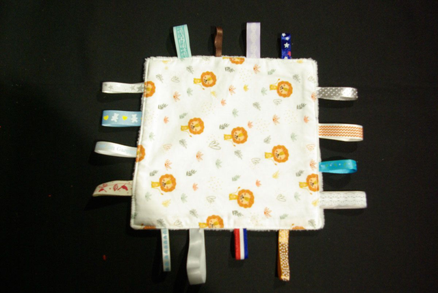 603-Doudou carré "Lion" en coton et fibre de bambou 19x19 cm