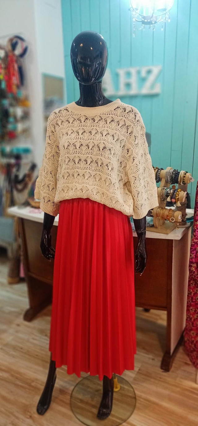 Falda roja plisada efecto piel