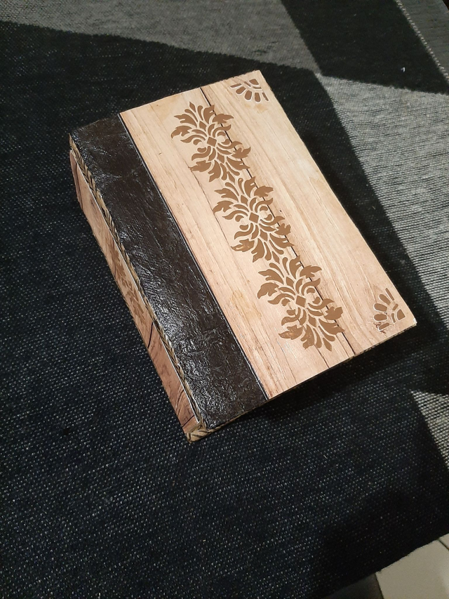 Boîte relief marron  décorative  de rangement en forme de livre	boîte à bijoux		