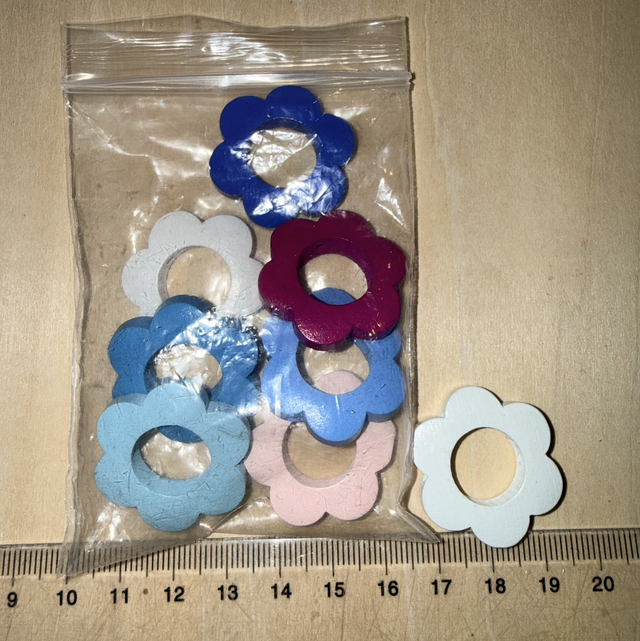 Lot 8 perles bois fleur 30 mm