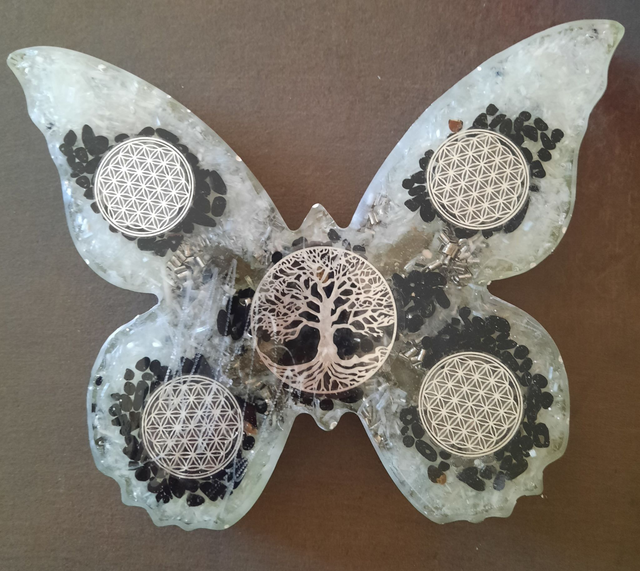 Plateau Recharge Orgonite papillon Sélénite / Tourmaline noire