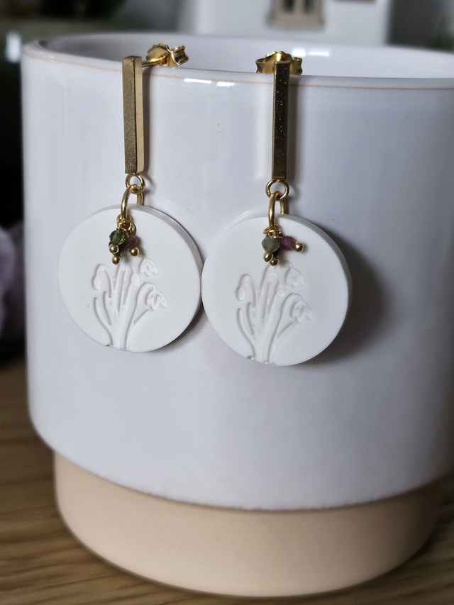 Boucles d&#039;oreilles dorées, jesmonite fleurie et améthyste