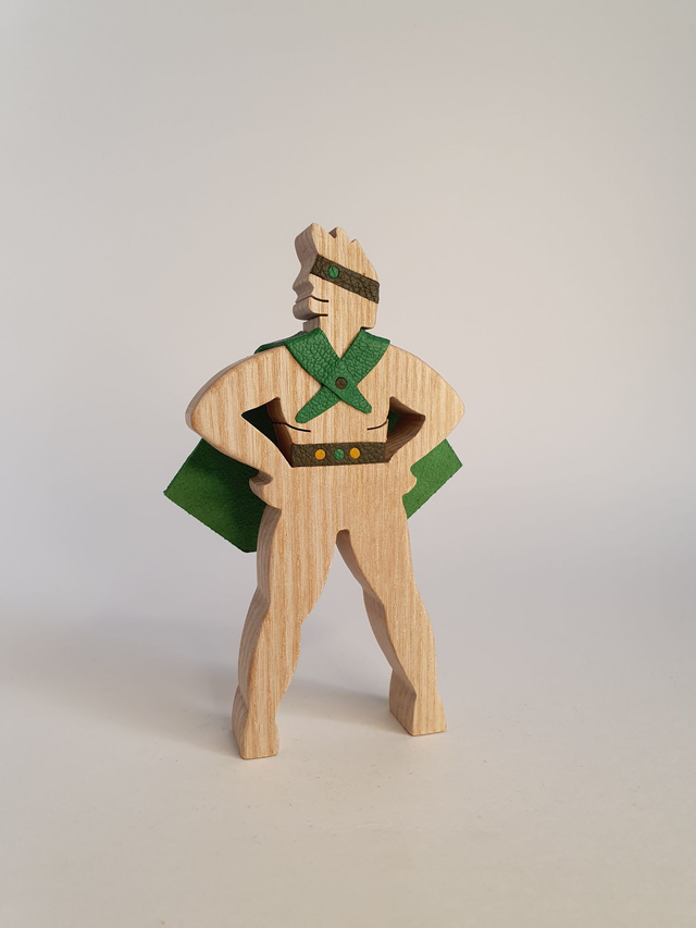 Super-Héros décoratif en bois de frêne et cuir Vert