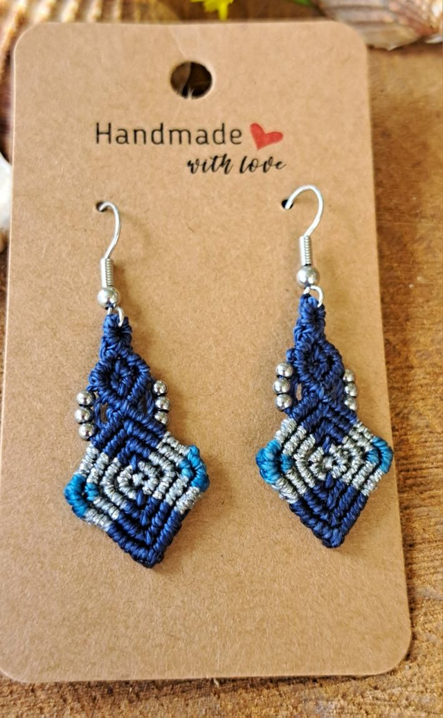 Boucles d'oreilles micro-macramé bleues