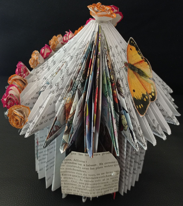 Maison papillon avec fleurs jaune orange