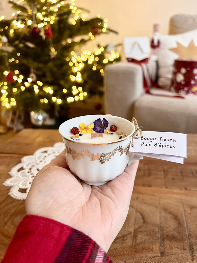 🎄 Bougie Pain d'épices - tasse à café "frise fleurie dorée"
